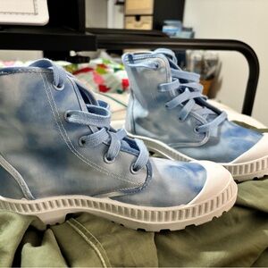 Bin10-5.    Stylish Blue High-Top Sneakers